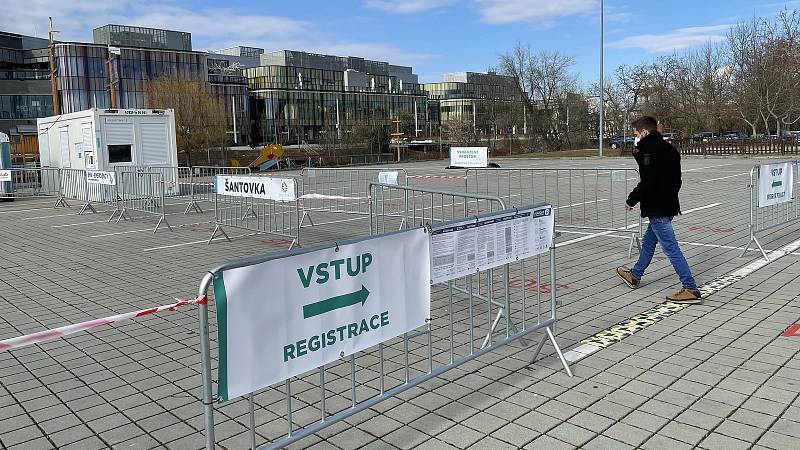 V Olomouci u Šantovky zahájilo provoz nové testovací místo na Covid-19. Vyšetření PCR metodou i AG testy zajistila Galerie Šantovka, 18. března 2021.