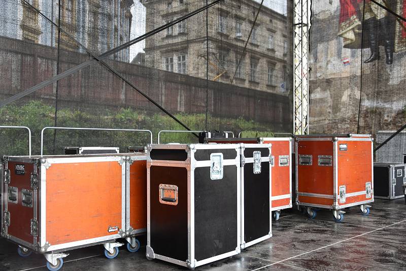 Příprava koncertu Sbohem, pane ministře v proluce u Muzea umění v Olomouci, 20. 5. 2019