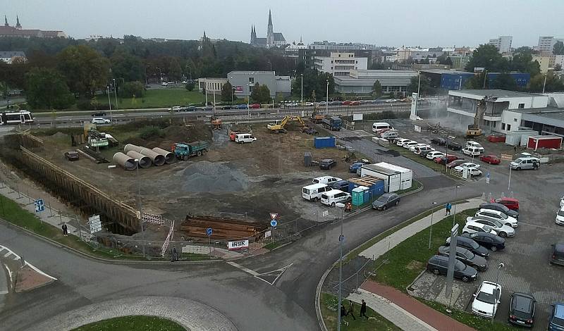 Stavba Envelopa Office Center na rohu Wittgensteinovy ulice a třídy Kosmonautů v Olomouci