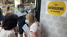 V olomouckém nákupním centru Galerie Šantovka v úterý v 9:00 zahájilo provoz očkovací místo bez předchozí registrace. Na injekci před 9. hodinou čekalo několik desítek lidí, 27. července 2021