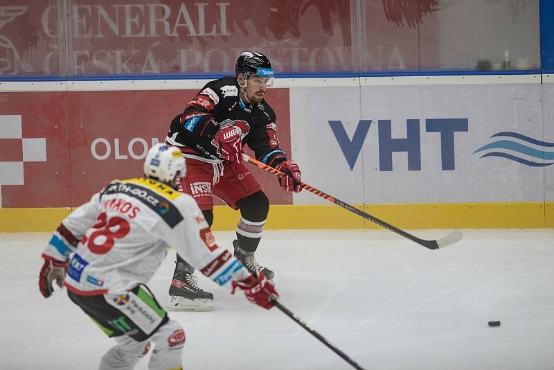 Hokejisté HC Olomouc (v černém) proti HC Dynamo Pardubice (1:2).