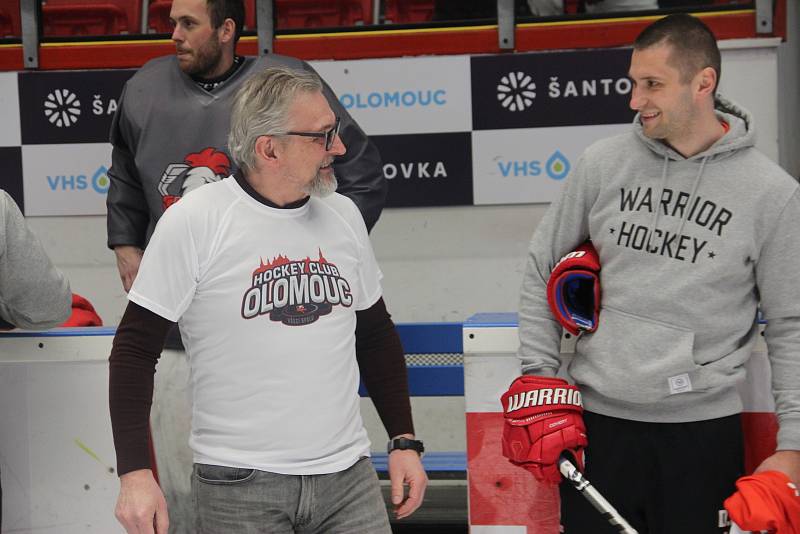 Hokejisté HC Olomouc se v plecharéně společně s fanoušky loučili se sezonou 2021/2022. Zdeněk Moták