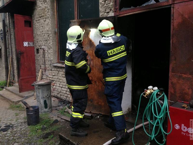 Hasiči zasahují u požáru v průmyslové hale v Brodku u Přerova