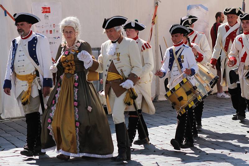 Marie Terezie navštívila Olomouc v rámci Svátků města. Od Korunní pevnůstky až na Horní náměstí ji doprovázel průvod vojáků v dobových kostýmech.