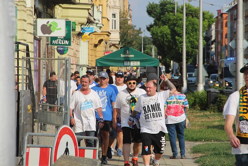 Fanoušci ostravského Baníku pod dohledem policistů rychle vyráží k Andreho stadionu. Jejich vlak měl totiž hodinu a půl zpoždění. Foto: Tomáš Siřinek