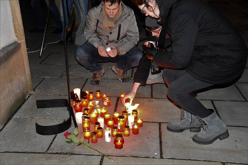 Nasvícená radnice, proslovy politiků, kovový pomník a pietní kniha připomněly Jana Palacha na olomouckém Horním náměstíFoto: