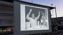 V Bělkovicích-Lašťanech již sedmou sezonu promítají v letním kině u rybníka. V pátek uvedli oceňovaný český film Zátopek a jako bonus nabídli divákům vzpomínku na návštěvu Emila Zátopka v obci v roce 1988, 12. srpna 2022.