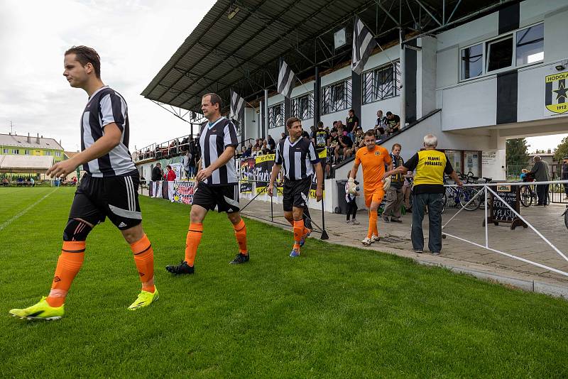 Fotbalisté Hodolan (v pruhované) porazili Červenku 5:1