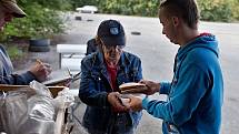 Nízkoprahové denní centrum na kolečkách pod olomouckou charitou nabídlo bezdomovcům zeleninovou polévku