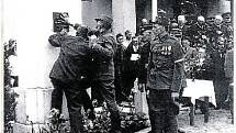 Odhalení sochy T. G .M. v Dubu. Fotografie z 31. května 1936, kdy legionáři ukládali do schránky hlínu z bojiště. Během 2. světové války byla socha ukryta na faře.