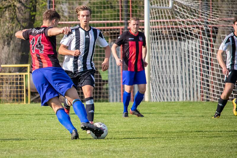 Fotbalisté Dubu nad Moravou (v bílo-černém) porazili Protivanov 2:1.