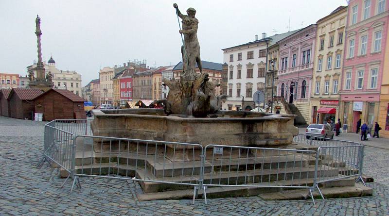 Neptunova kašna na Dolním náměstí v Olomouci během vánočních trhů