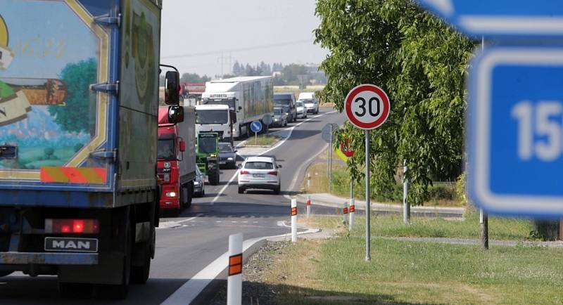 Úplnou uzavírka vytížené silnice I/55 Olomouc – Přerov doprovází komplikované objížky - Občasné krátké kolony na objízdné trase u Dubu nad Moravou