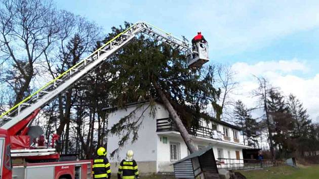 Ve středu se Olomouckým krajem znovu prohnal silný vítr. Zanechal po sobě popadané stromy i poškozené střechy. Oproti předpovědi i víkendové vichřici ale byla situace o poznání klidnější