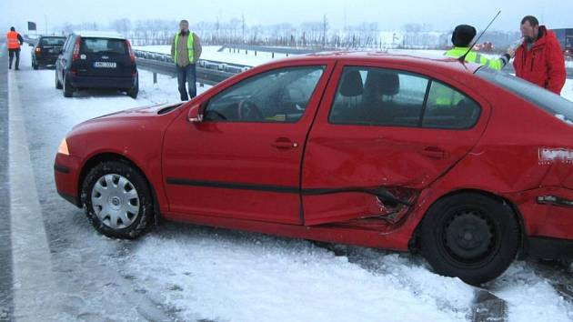 Hromadná nehoda u Lipníka zavřela 10.ledna ráno hlavní tah Ostrava - Olomouc 