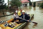 Rudolf Hauser zasahuje při povodních v roce 1997 (hasič na člunu).