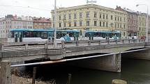 Tramvaj na mostě přes Moravu v Masarykově ulici v Olomouci