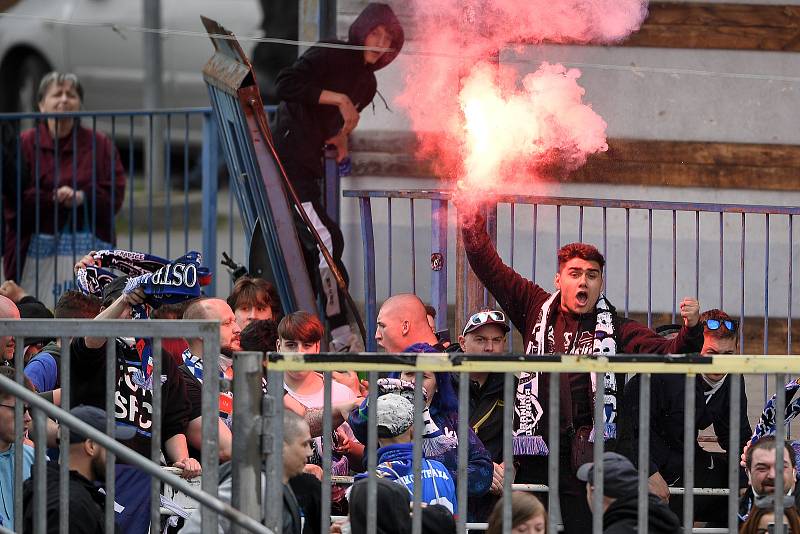 Fanoušci Baníku slaví u plotu Androva stadionu porážku domácí Sigmy, sobota 24. dubna 2021