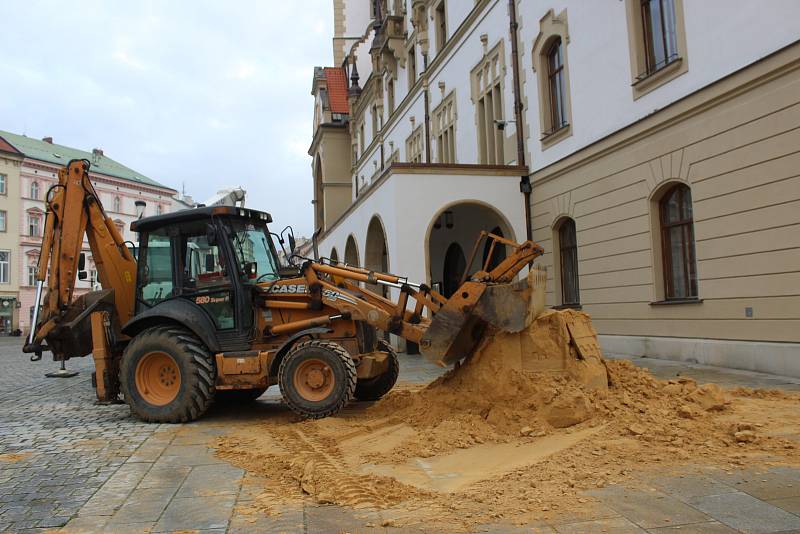 Písková socha císařovny Marie Terezie zdobila Horní náměstí  dva měsíce.