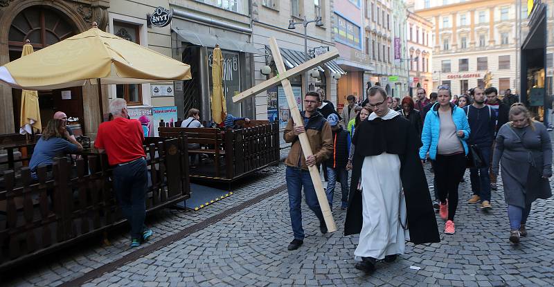 Na tradiční křížovou cestu se v pátek večer vydalo několik desítek mladých. S velkým dřevěným křížem procházeli centrem Olomouce