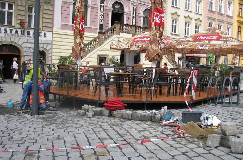 Polovina července 2014. Přesun lamp na Dolním náměstí