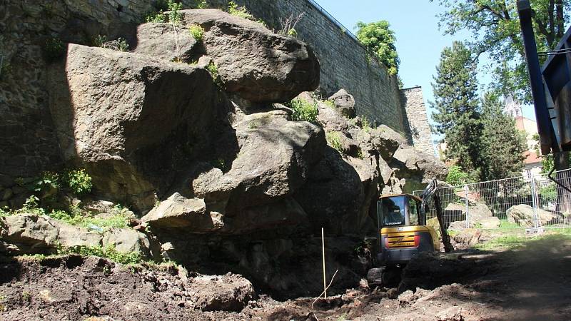 V Bezručových sadech v Olomouci začaly práce na obnově umělého vodopádu, 3. června 2021