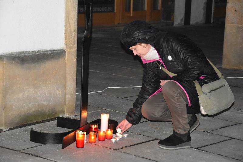 Nasvícená radnice, proslovy politiků, kovový pomník a pietní kniha připomněly Jana Palacha na olomouckém Horním náměstíFoto: