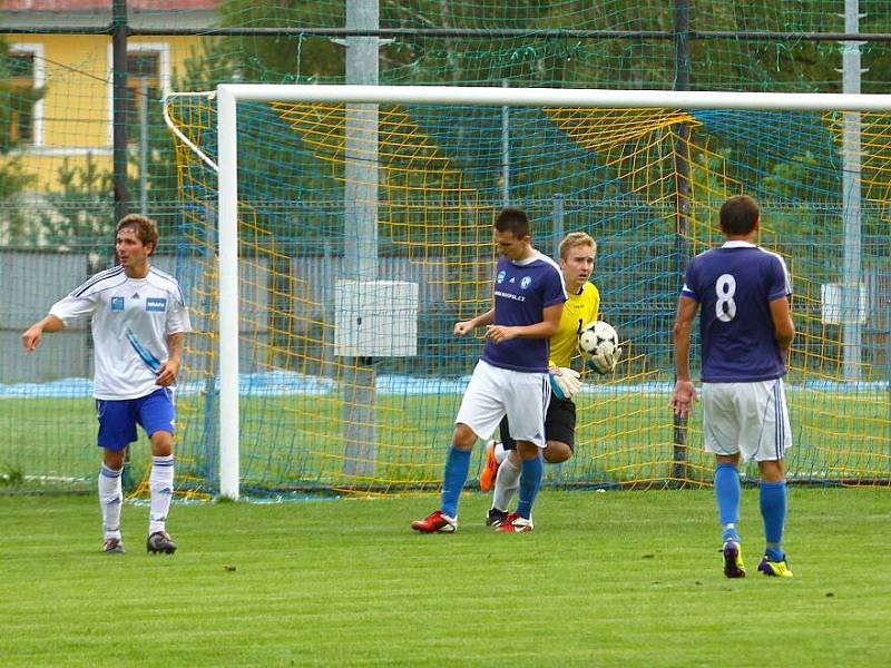 Fotbalisté Šternberka (v bílých trikách) proti Troubkám