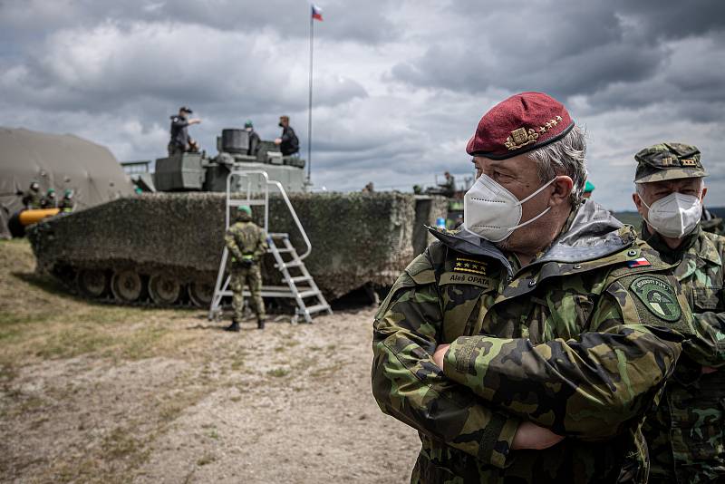 Náčelník Generálního štábu Armády ČR Aleš Opata si prohlíží obrněný vůz ASCOD 42 na mediálním dnu při testování bojových vozidel pěchoty (BVP) z tendru pro českou armádu ve vojenském prostoru Libavá, 27. května 2021