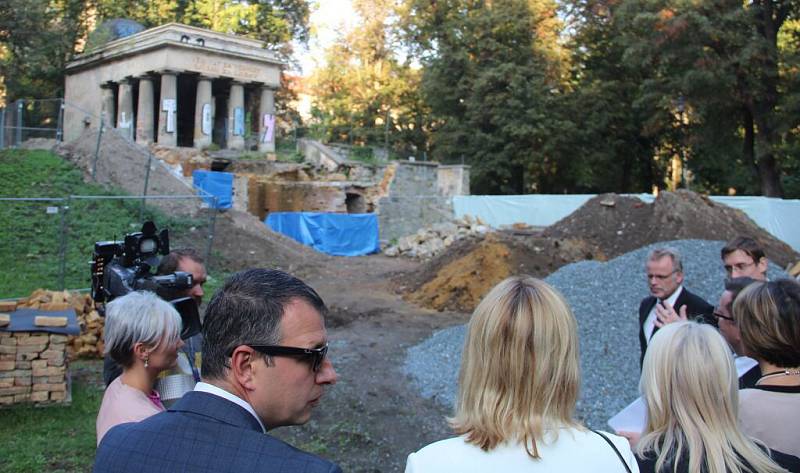 U opravovaného olomouckého mauzolea, kde jsou uloženy ostatky jihoslovanských vojáků, se v úterý odpoledne přišli podívat i velvyslanci Chorvatska, Makedonie, Srbska, Bosny a Hercegoviny a náměstkyně velvyslance Slovinska.