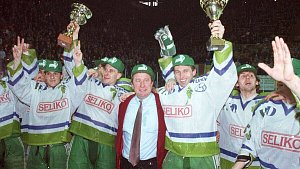 Mistři! Vítěz české extraligy HC Olomouc s trenérem Josefem Augustou. Oslavy extraligového titulu v olomoucké plecharéně 11. dubna 1994