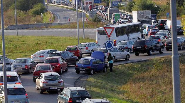 Kolony na rondelu u Globusu