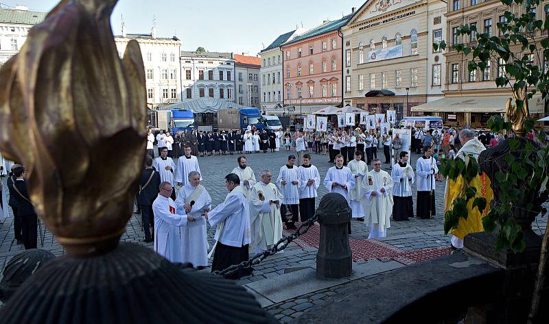 Procesí ke Svátku Božího těla v Olomouci s arcibiskupem Janem Graubnerem