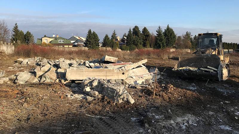 Bourání bývalého areálu Mila kvůli přípravě stavby obchodního centra Kaufland u Okružní ulice v Olomouci. Demolice. 4. prosince