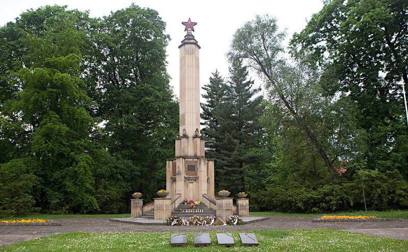 Památník osvobození Olomouce Rudou armádou u vstupu do Čechových sadů v Olomouci