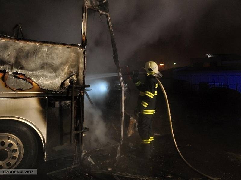 Požár autobusu v průmyslovém areáu v Pavelkově ulici