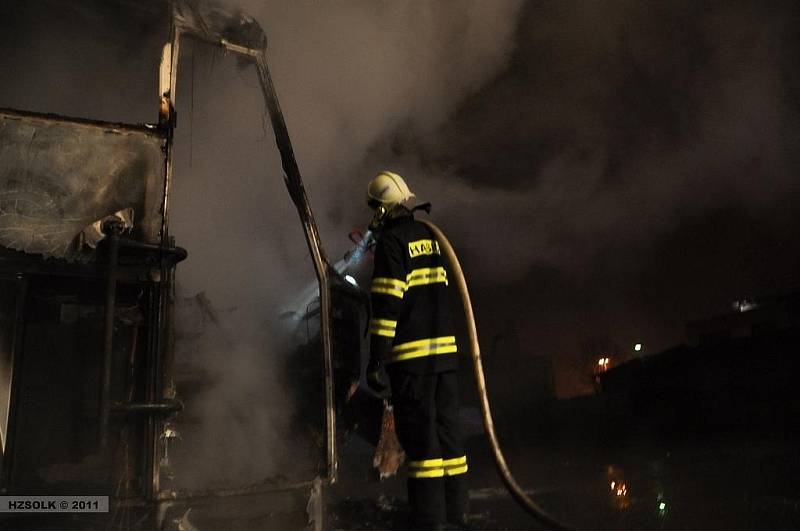 Požár autobusu v průmyslovém areáu v Pavelkově ulici