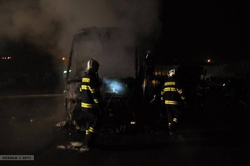 Požár autobusu v průmyslovém areáu v Pavelkově ulici