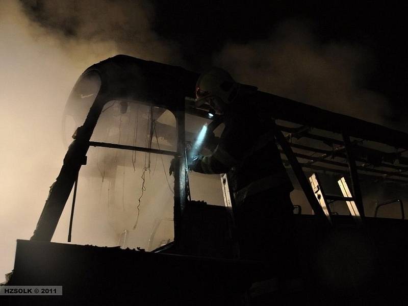 Požár autobusu v průmyslovém areáu v Pavelkově ulici
