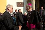 Olomoucký arcibiskup Jan Graubner vítá Miloše Zemana před bazilikou na Svatém Kopečku v roce 2014