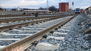 Osobní vlak v Uničově najel do odstavené soupravy. Na místě jsou dva zranění