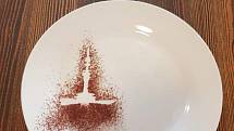 V kuchyni si vyhrají i s vydekorováním talíře na dezert, na kterém hosté rozpoznají siluetu vysílače na vrcholu.