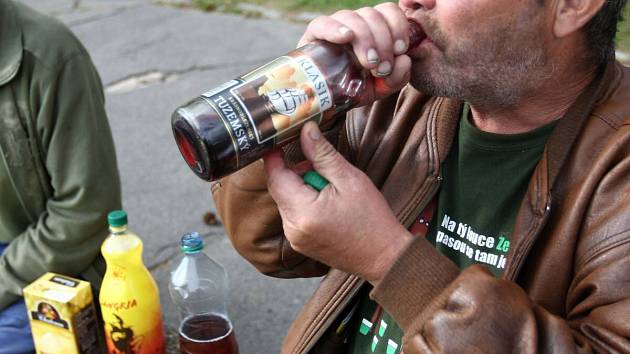 Vyhláška rozšiřuje místa, kde je v Novém Bydžově zakázáno alkohol pít. Ilustrační foto.