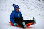 Lyžování v Hlubočkách - 2. ledna 2016 - Na svah vyrazili lyžaři, snowboardisté i malý otužilci na bobech a na saních.