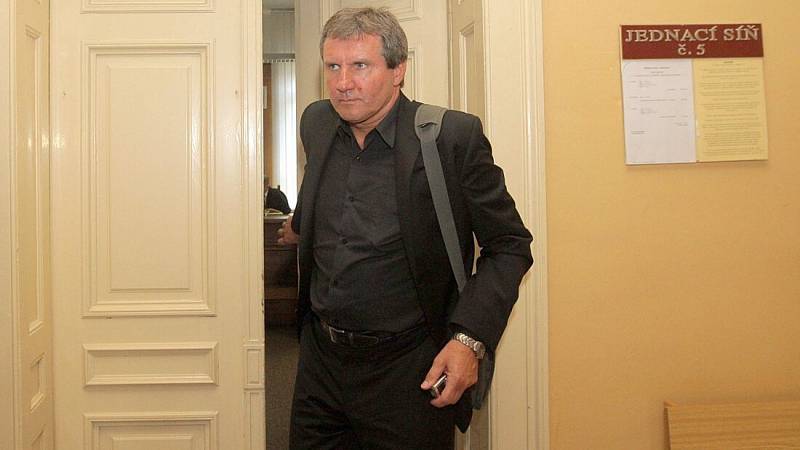 Jiří Kubíček u olomouckého okresního soudu v kauze korupční aféry Sigmy v roce 2011