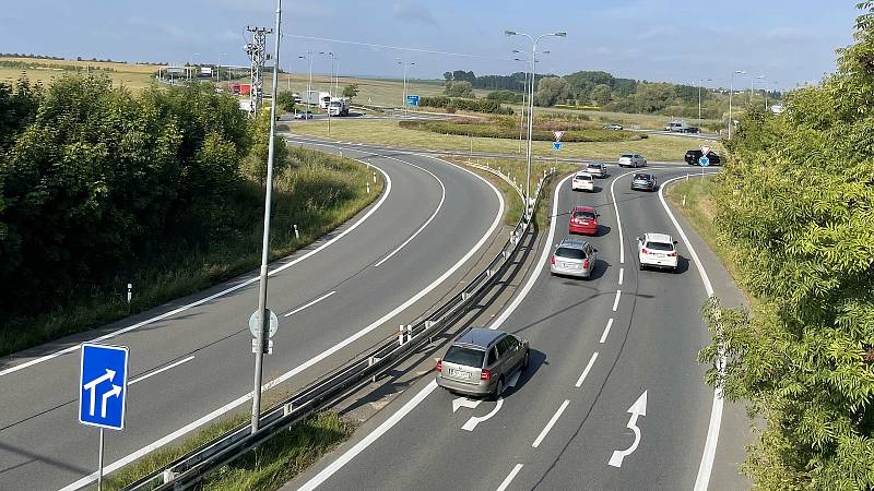 Západní obchvat Olomouce je provizorně napojen na rondel u Globusu. Září 2021