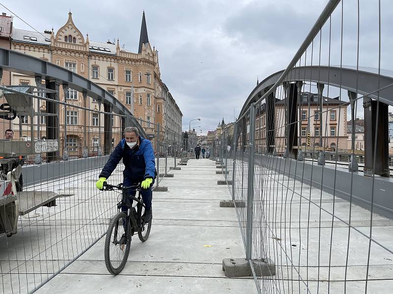Chodcům a cyklistům se otevřela půlka rozestavěného "Rejnoka". Stavba nového mostu v Masarykově ulici v Olomouci, 16. dubna 2021