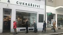 Centrum Olomouce, 18. listopadu 2020. V obchodech první den platí požadavek minimálně 15 metrů čtverečních na jednoho zákazníka