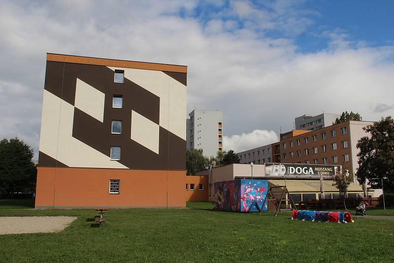 Fasádu kolejí ve Šmeralově ulici v Olomouci proměnil Ital Matteo Ceretto Castigliano. Září 2022