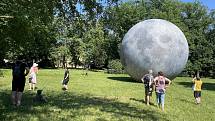 Obří nafukovací model Měsíce okukovali v pátek 18. června 2021 lidé ve Smetanových sadech v Olomouc. Lunalón se rozzáří i v sobotu v rámci Svátků města Olomouce,